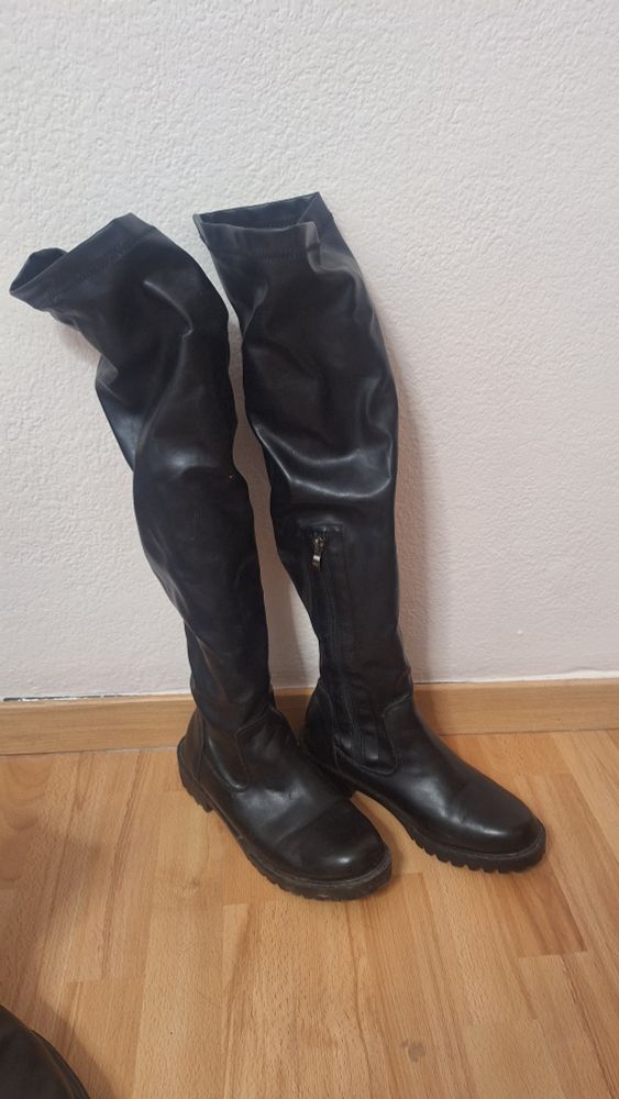 Botas de caña alta negras planas de talla 42. Las regalo porque me regalaron unas parecidas que me gustan mucho más.