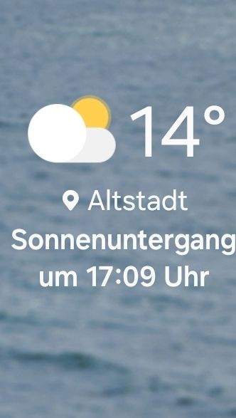 Wetterbericht des Handys: leicht bewölkt bei 14 Grad, Standort Altstadt, Sonnenuntergang um 17:09uhr
