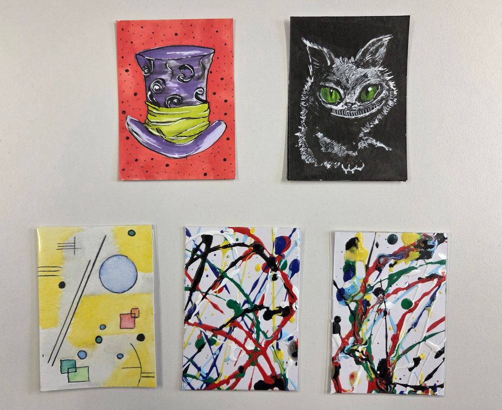 OL: mad hatter hat in violett before red background
OR: Chesshire cat in black with green eyes
UL: Kadinsky interpretation
UM / UR: Pollock interpretation