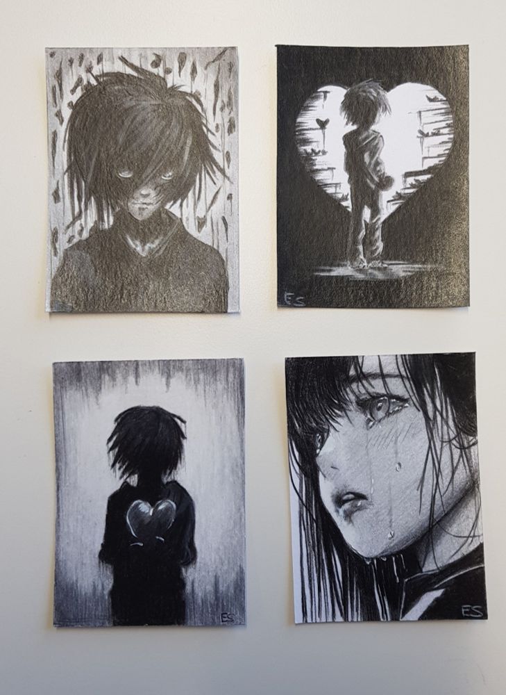 4 ATC Karten in sxhwarz-weiss.
Obere Reihe rechts: Junge vor einem weissen Herzen stehend. Links: Dämon in schwarz der böse blickt
Untere Reihe rechts: weinendes Mädchen in schwarz-weiss. Links: Schatten mit einem Herzen in der Hand.