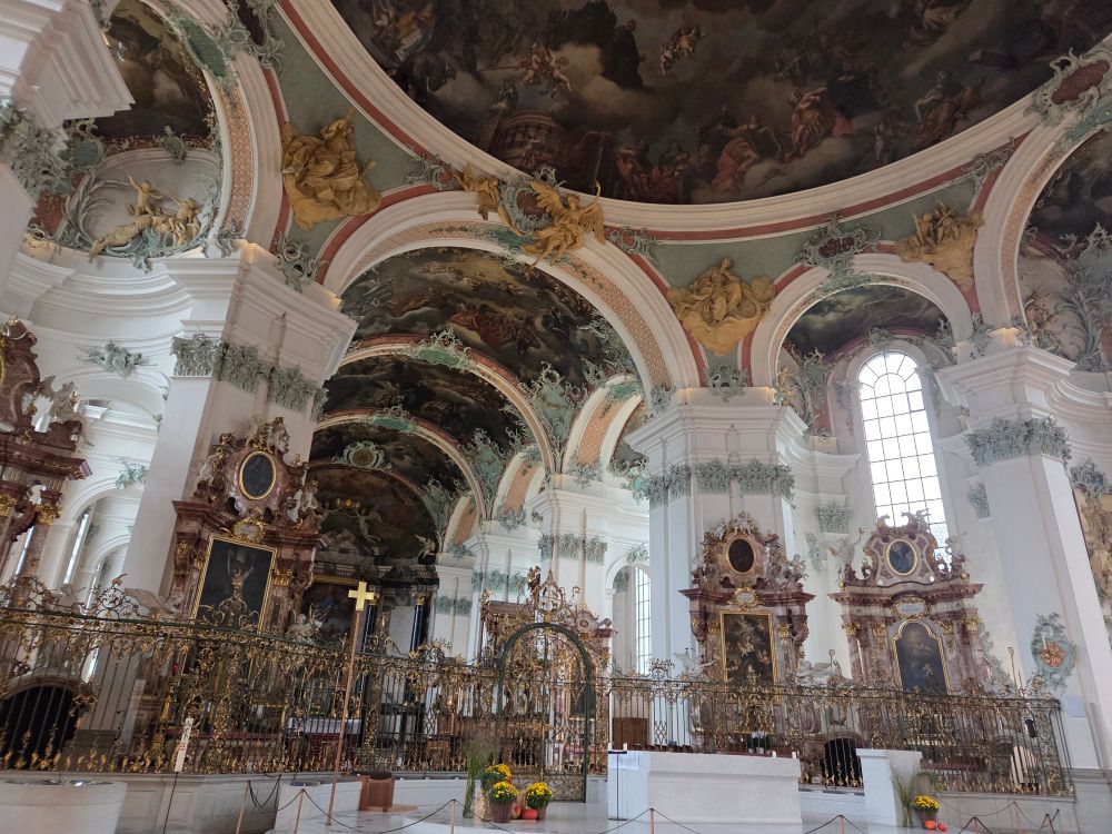Blick auf den Altar. Zeigt Marmorsteine, dahinter verzierte Geländer. Fresken an Decken, Verzierungen an Bögen und Säulen. Grosse Fenster der Kirche lassen viel Licht in den Raum