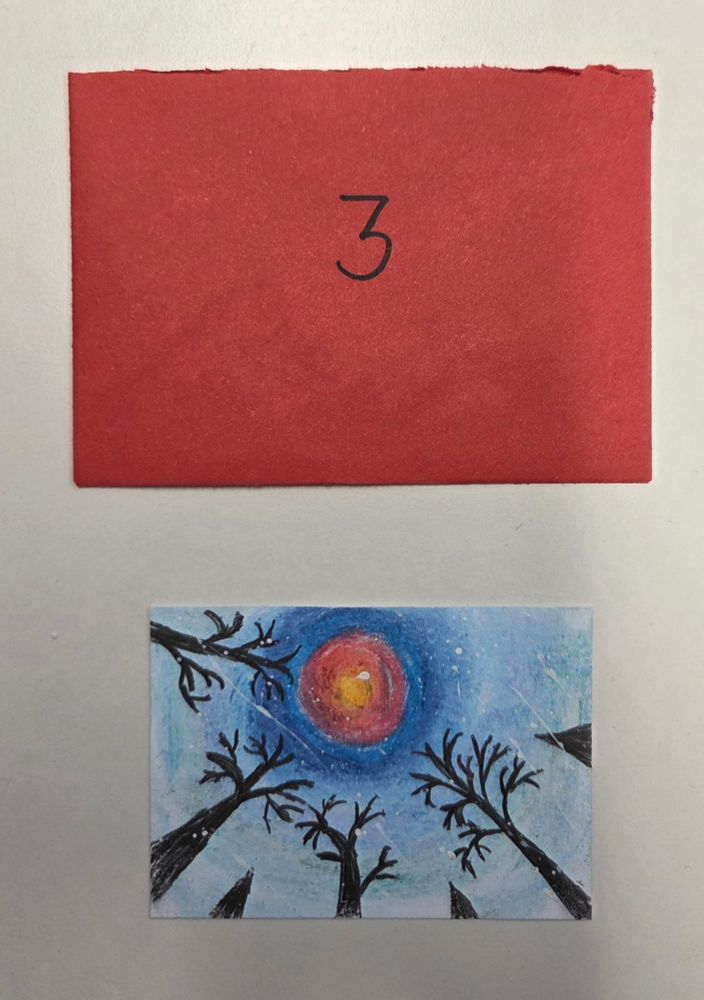 Oben: roter Umschlag mit einer schwarzen 3 in der Mitte
Unten: ATC-Karte mit blattlosen Bäumen. Perspektive vom Boden in den Himmel hoch. Blauer Himmel, der von aussen nach innen immer dunkler wird. Mittig ein gelb-gold leuchtender Stern