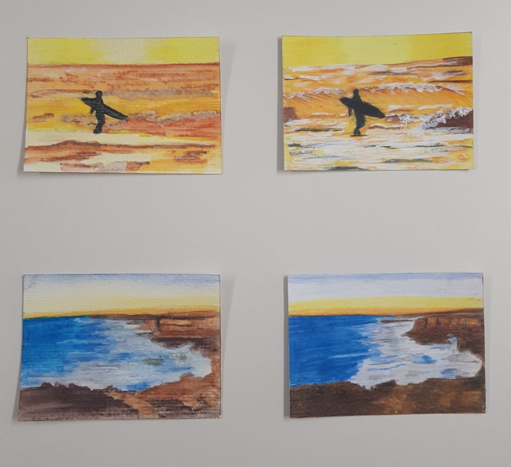 4 ATC Karten.
Obere Reihe links: Aquarellbild in gelb-orange. Zeigt die Meeresbrandung sowie einen Surfer (schwarze Sillouette).
Obere Reihe rechts: gleiches Bild, aber Mixed Media mit Polychromos und Acryl.
Untere Reihe links: Brandung in Aquarell. Weisse Wellen treffen auf braunes Steinufer/Klippe. 
Untere Reihe recht: gleiches Bild, aber mit Polychromos gemalt.