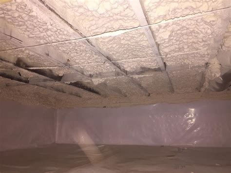 Sous sol isolé avec des bâches et de la mousse