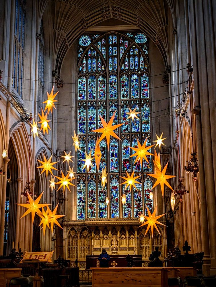 Stars in Bath Abbey in front of the altar