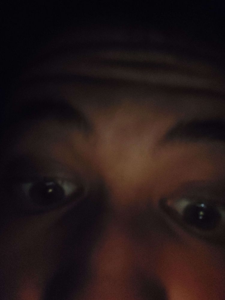 um garoto feio indo dormir 🥸