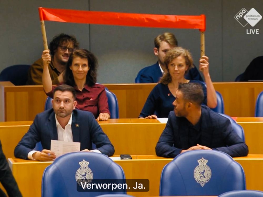 Kamerleden Esther Ouwehand & Christine Teunissen (Partij voor de Dieren) houden zittend op hun zetels een rood spandoekje (rode lijn) omhoog. Tijdens de motiestemmingen aan het einde van het Gazadebat in de Tweede Kamer. Kamervoorzitter Martin Bosma (PVV) onderbreekt zijn rede en de PvdD-politici moeten het rode spandoekje snel inleveren.
