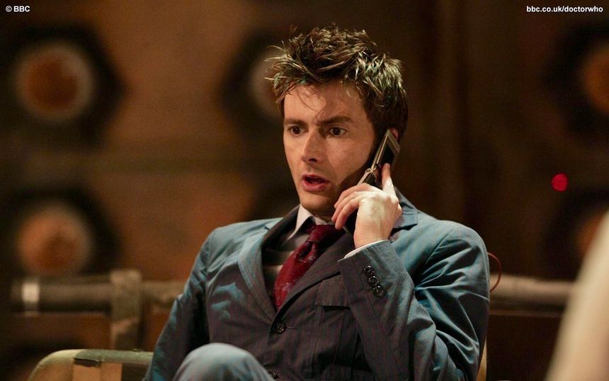 El Doctor hablando por teléfono móvil