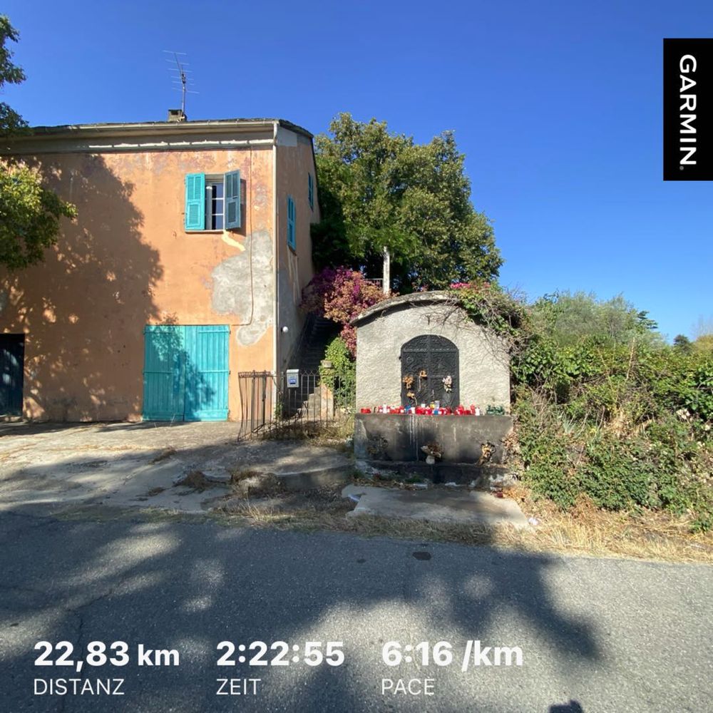 Foto zeigt ein typisches altes Haus im Hinterland in Meeresnähe mit den Laufdaten: 22,8 km, 2h23.