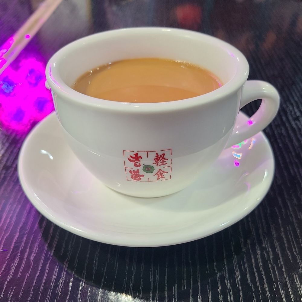 白いカッブにミルクティー