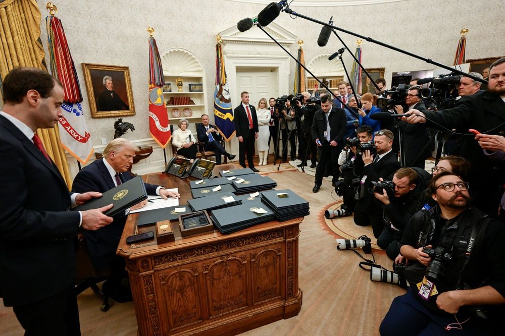 Trump firma decretos frente a las cámaras en el Despacho Oval. Foto: Daniel Torok (The White House)