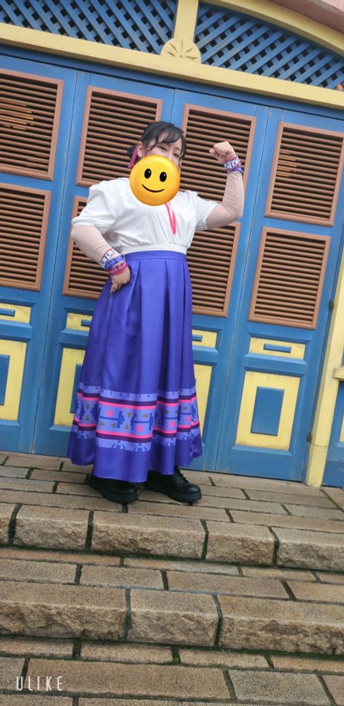 カシータ風建物の前でポーズをとるルイーサ仮装してる私