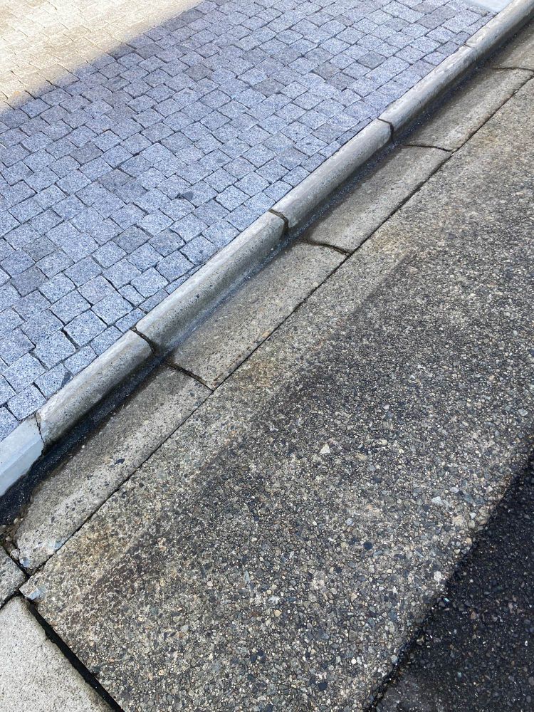 道の端に設置されたL字溝