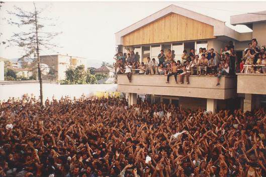 Besetzung der Deutschen Botschaft Tirana durch 3200 Albaner:innen im Juli 1990. Foto: Lothar Parzeller
