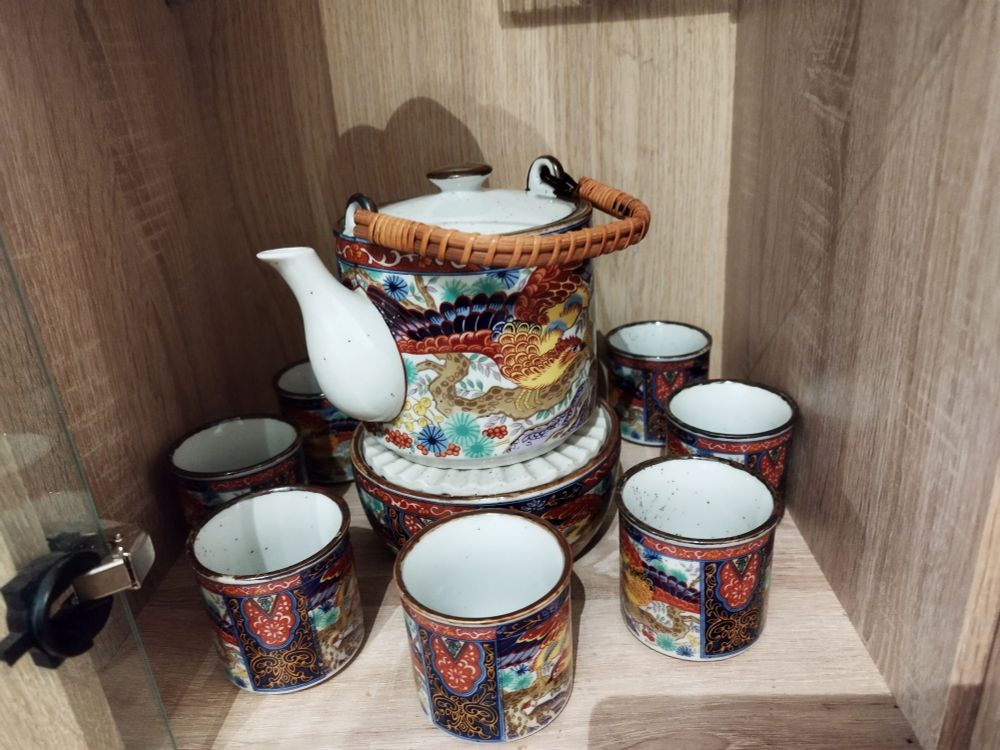 Japanisches Set mit Teekanne, Stövchen und 7 Bechern, bunt verziert