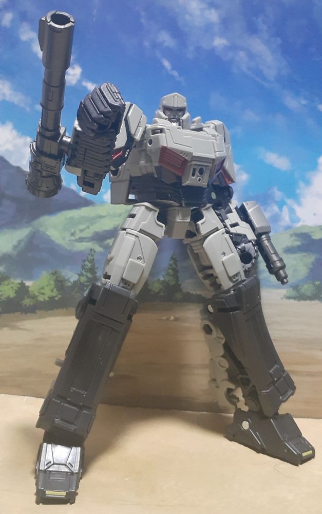 トランスフォーマーONEに登場。後半でD-16がセンチネルから奪ったコグを取り付けたことでパワーアップした姿。玩具の方は中盤のD-16と混ざった感じのデザイン。