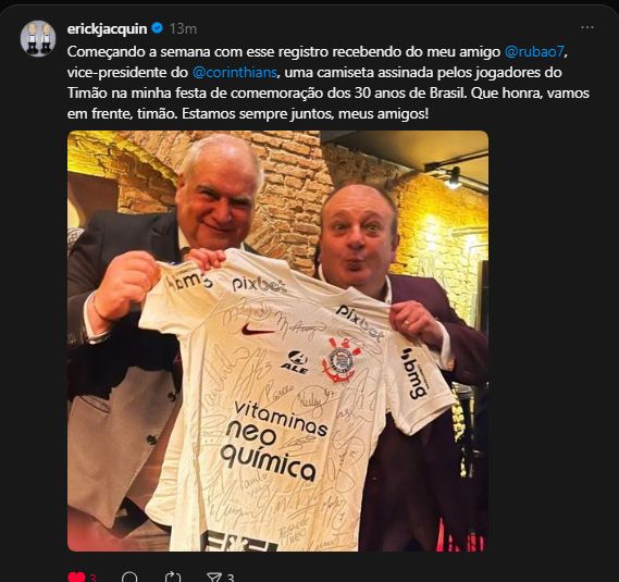 Jacquin segurando camisa do Corinthians com Rubão, ex-vice presidente do Timão, ao lado.