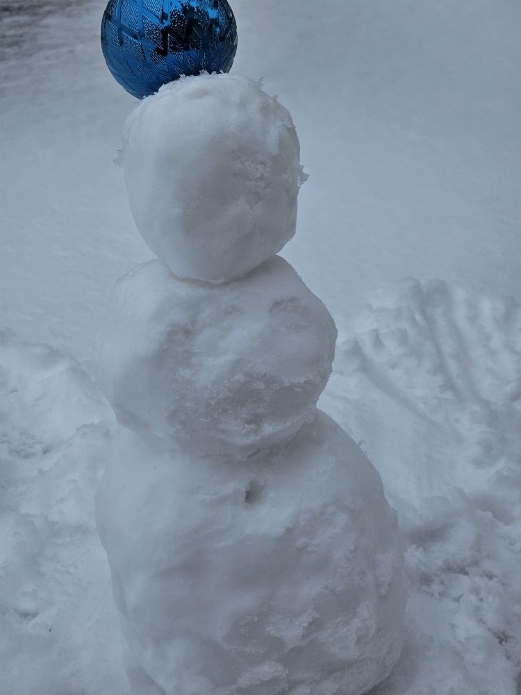A snow woman with a deep belly button :P