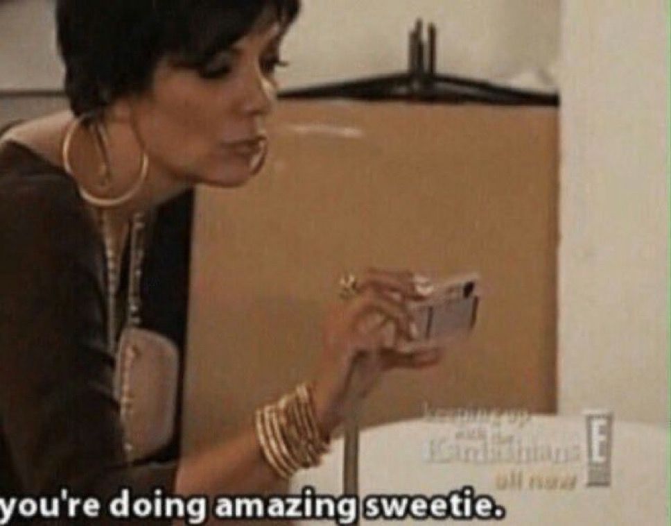 Meme de Kris Jenner grabando con el teléfono y diciendo “You’re doing amazing sweetie”