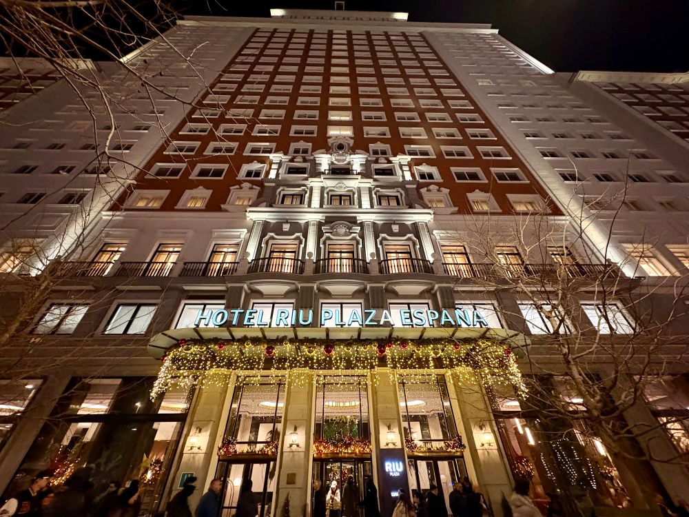 Foto en contrapicado (desde abajo) de la fachada principal del Hotel Roy de Plaza España (Madrid)