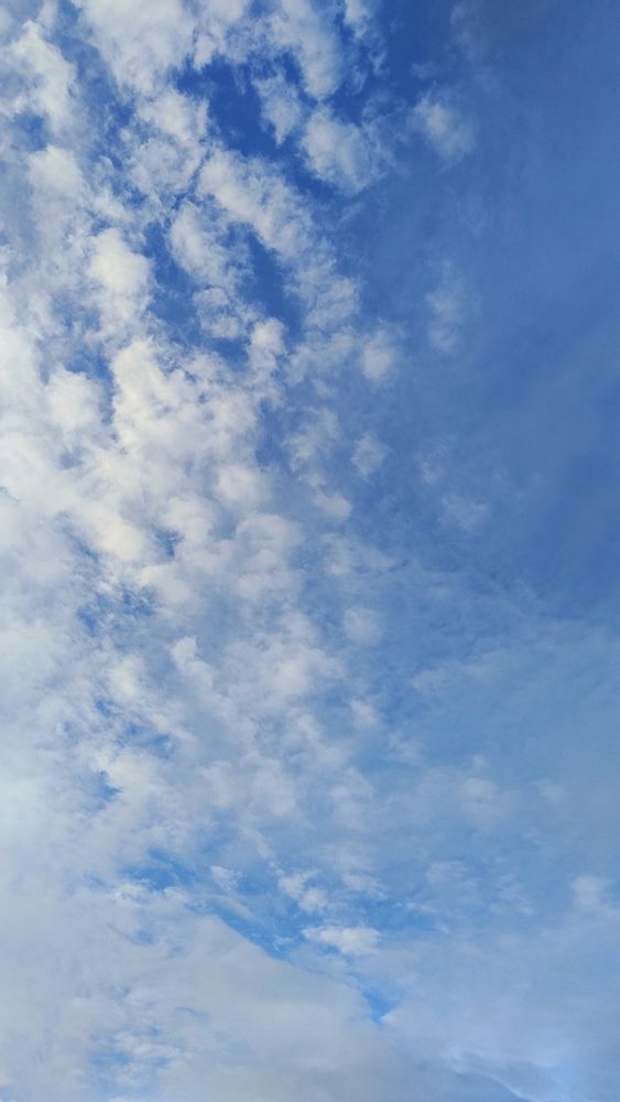 Blauer Himmel, um linken Bildbereich sind kleine weiße Wolken.