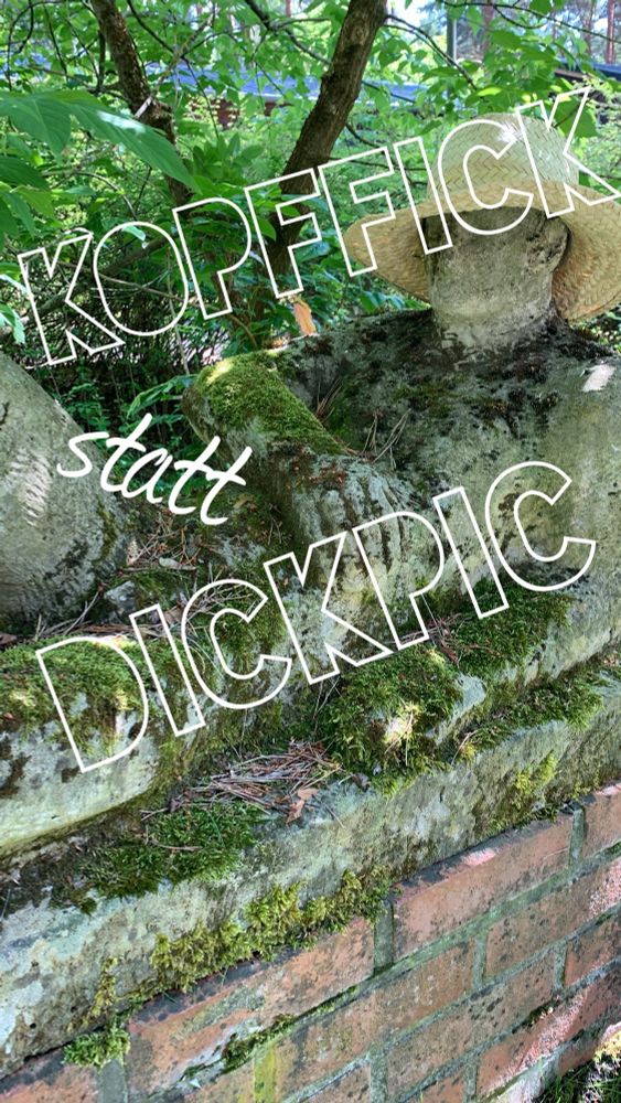 Kopffock statt Dickpic. Männliche Steinstatue liegend mit Strohhut
