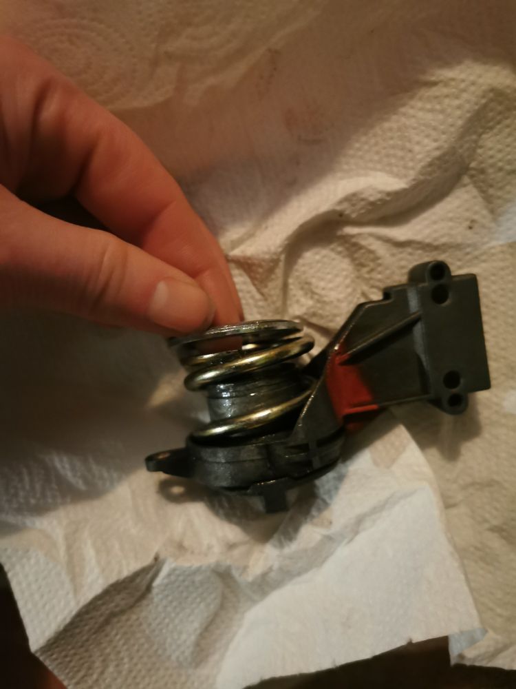 Kaputtes teil des Seitenspiegels
Bauteil plus feder und ring 