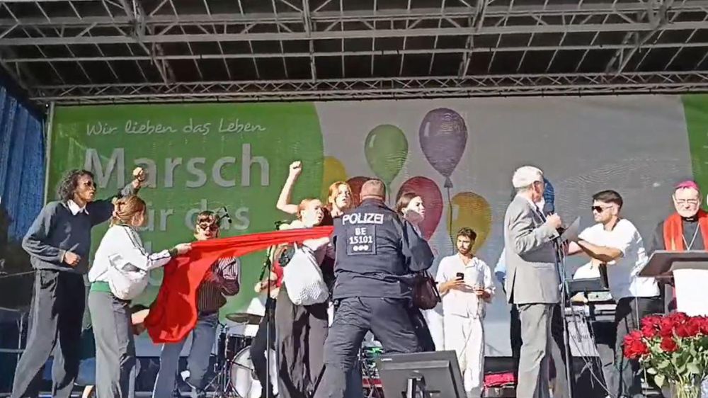 Gegendemonstranten stürmen Rednerbühne: Hunderte Abtreibungsgegner protestieren beim „Marsch für das Leben“ in Berlin