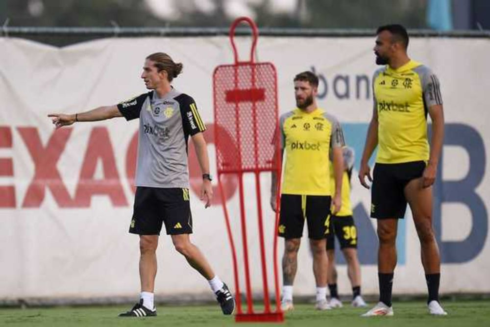 Filipe Luís promete time ofensivo e vibra como técnico do Flamengo: "Encantado de estar aqui de novo"