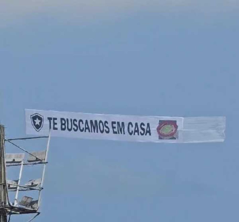 Torcida do Botafogo provoca São Paulo com cartaz em avião no litoral: "Te buscamos em casa"