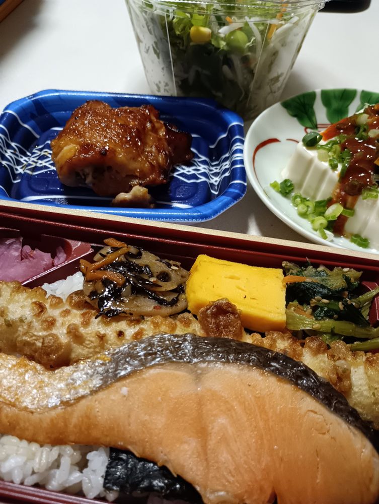 もち麦入り鮭の海苔弁当
冷や奴
鶏もも肉とアスパラのチーズ巻
ミックスサラダ