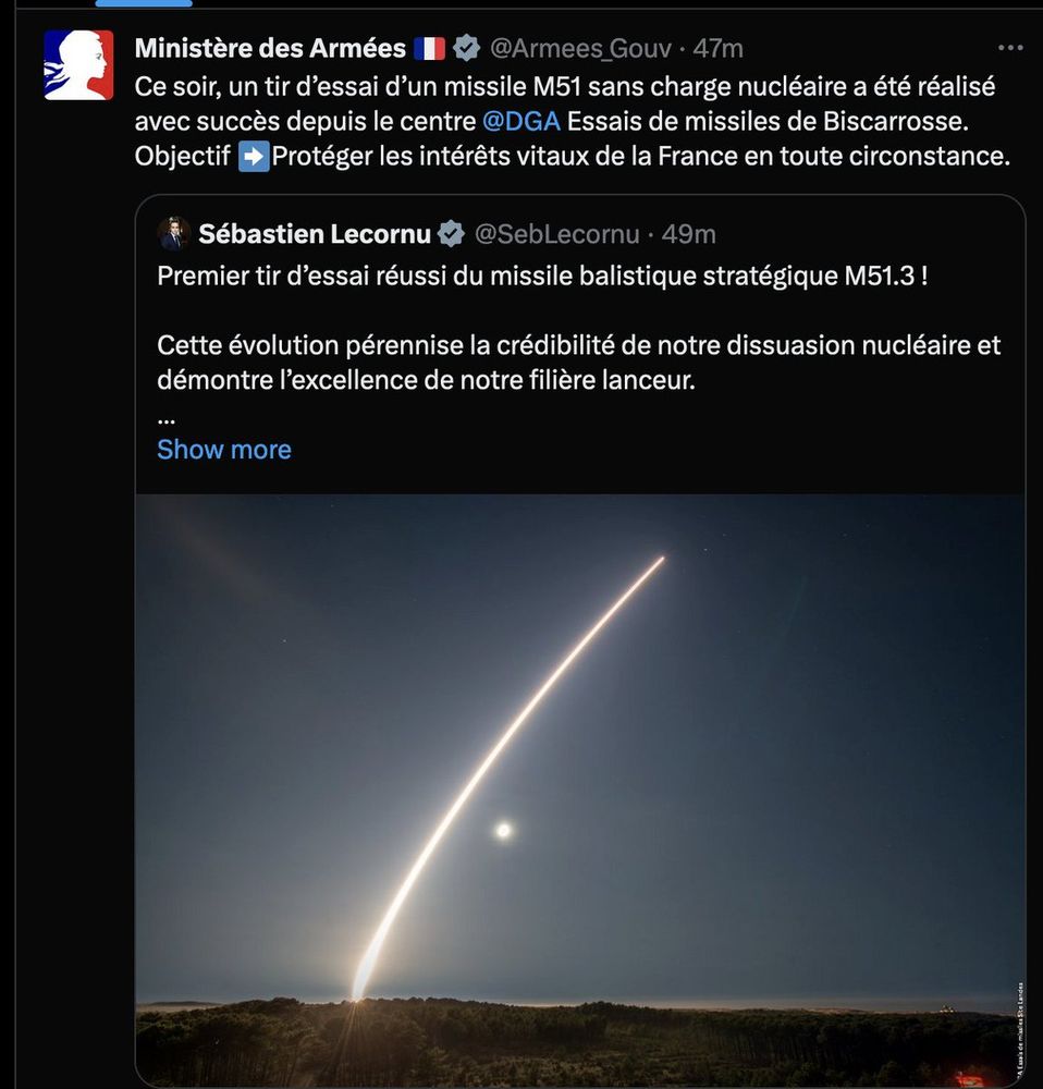 Capture d'écran d'un tweet du Ministère des Armées : Ce soir, un tir d’essai d’un missile M51 sans charge nucléaire a été réalisé avec succès depuis le centre @DGA
 Essais de missiles de Biscarrosse.
Objectif ➡️Protéger les intérêts vitaux de la France en toute circonstance. 
Photo d'un autre tweet avec photo du missile dans le ciel