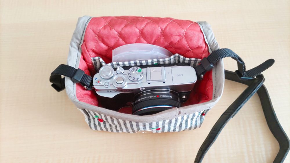 カメラポーチの中。カメラとレンズカバーが入っている。