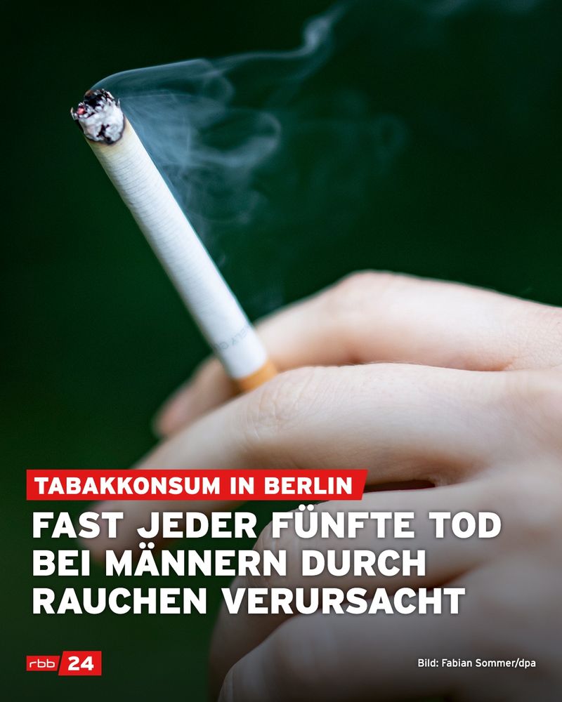 Eine Hand hält eine brennende Zigarette, aus der Rauch aufsteigt. Der Hintergrund ist unscharf grün. Im unteren Bildbereich steht ein Textblock: „Tabakkonsum in Berlin – Fast jeder fünfte Tod bei Männern durch Rauchen verursacht“. Unten links ist das Logo von rbb24, unten rechts die Bildquelle „Bild: Fabian Sommer/dpa“ eingeblendet.