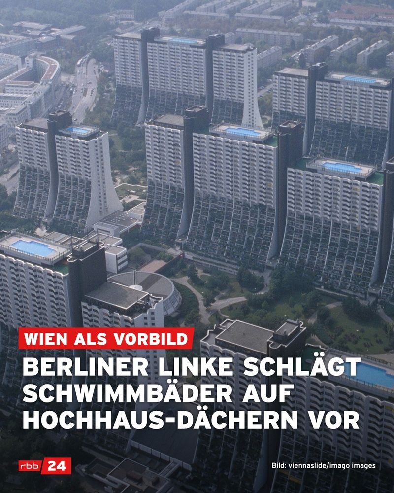 Luftaufnahme mehrerer hoher, gebogener Wohnhochhäuser in Wien mit jeweils einem rechteckigen Schwimmbecken auf dem Dach. Zwischen den Gebäuden Grünflächen, Straßen und weitere Wohnanlagen. Über das Bild gelegt steht in weißen und roten Großbuchstaben: „Wien als Vorbild – Berliner Linke schlägt Schwimmbäder auf Hochhaus-Dächern vor“. Unten links Logo von rbb24, unten rechts Foto-Credit „viennaslide/imago images“.