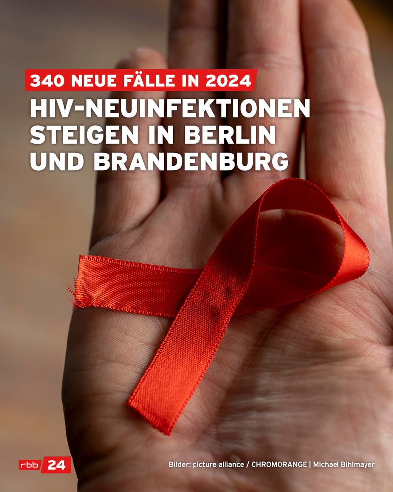 Nahaufnahme einer offenen Handfläche mit einer roten Schleife als Symbol für HIV- und AIDS-Aufklärung. Darüber steht in weiß-roter Schrift: „340 neue Fälle in 2024 – HIV-Neuinfektionen steigen in Berlin und Brandenburg“. Unten links das rbb24-Logo, unten rechts Bildnachweis: picture alliance / CHROMORANGE | Michael Bihlmayer.