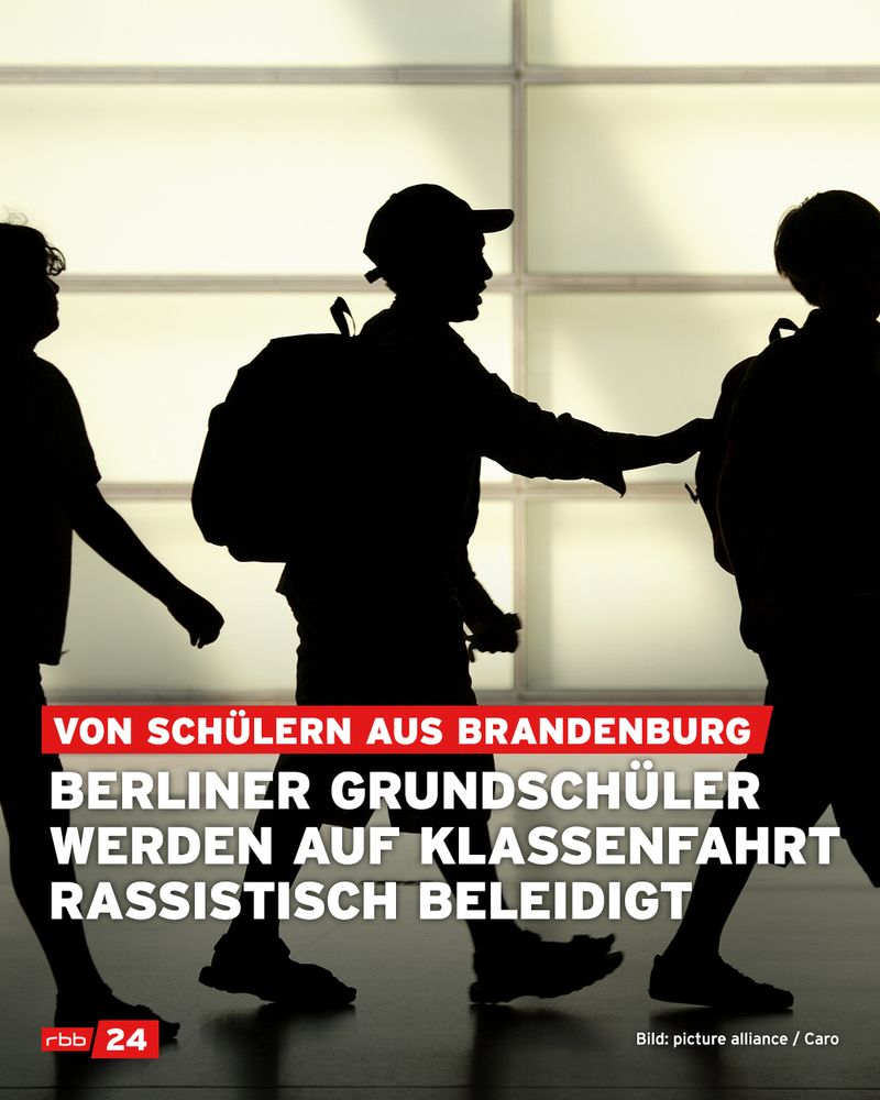 Schattenriss von mehreren Schulkindern mit Rucksäcken, die nebeneinander gehen, vor einer hellen, milchglasartigen Wand. In der Mitte ist ein Kind mit Basecap und Rucksack zu sehen, das einem anderen Kind leicht an die Schulter fasst. Über dem Bild steht ein Nachrichtentext in Großbuchstaben: „Von Schülern aus Brandenburg – Berliner Grundschüler werden auf Klassenfahrt rassistisch beleidigt“. Unten links das Logo von rbb24, unten rechts der Bildnachweis: „Bild: picture alliance / Caro“.