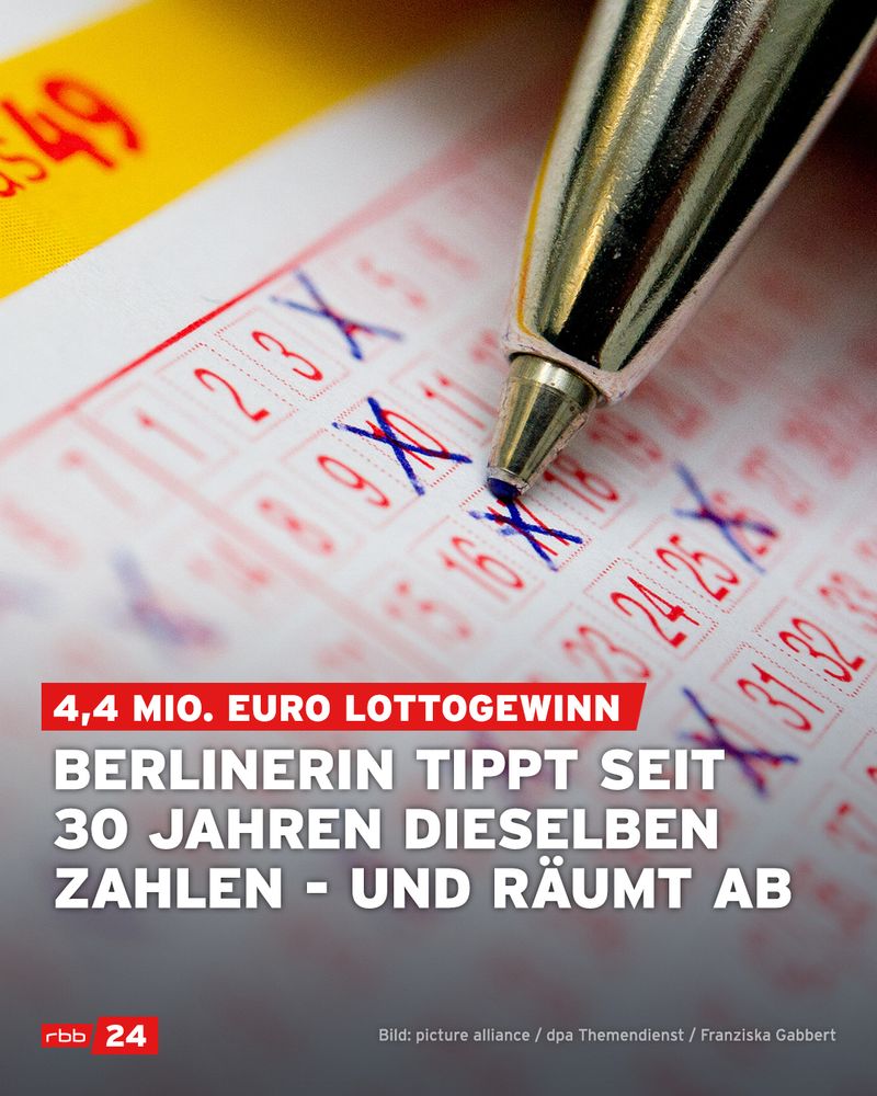 Nahaufnahme eines Lottoscheins, auf dem mit blauer Tinte mehrere Zahlenfelder angekreuzt sind. Ein silberner Kugelschreiber berührt gerade ein Feld. Im Vordergrund ist ein gelbes Element mit roter Schrift „6aus49“ zu sehen. Im unteren Bildbereich steht großflächig eingeblendeter Text: „4,4 Mio. Euro Lottogewinn – Berlinerin tippt seit 30 Jahren dieselben Zahlen – und räumt ab“. Logo von rbb24 unten links. Fotocredit: picture alliance / dpa Themendienst / Franziska Gabbert.