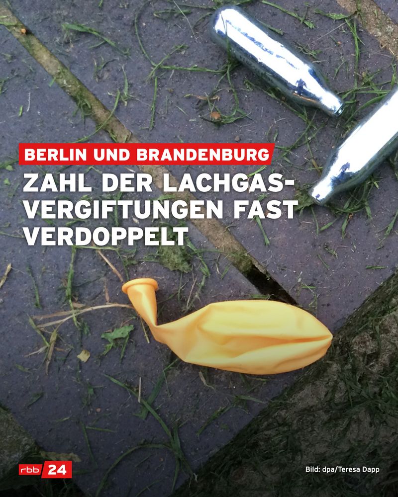 Nahaufnahme von zwei silberfarbenen Einweg-Lachgaskapseln und einem zerknitterten, gelben Luftballon auf einem mit Gras bedeckten Gehweg. Darüber liegt ein Infotext in weißen Großbuchstaben mit rotem Balken: „Berlin und Brandenburg – Zahl der Lachgas-Vergiftungen fast verdoppelt“. Unten links das Logo von rbb24, unten rechts die Bildquelle: dpa/Teresa Dapp.