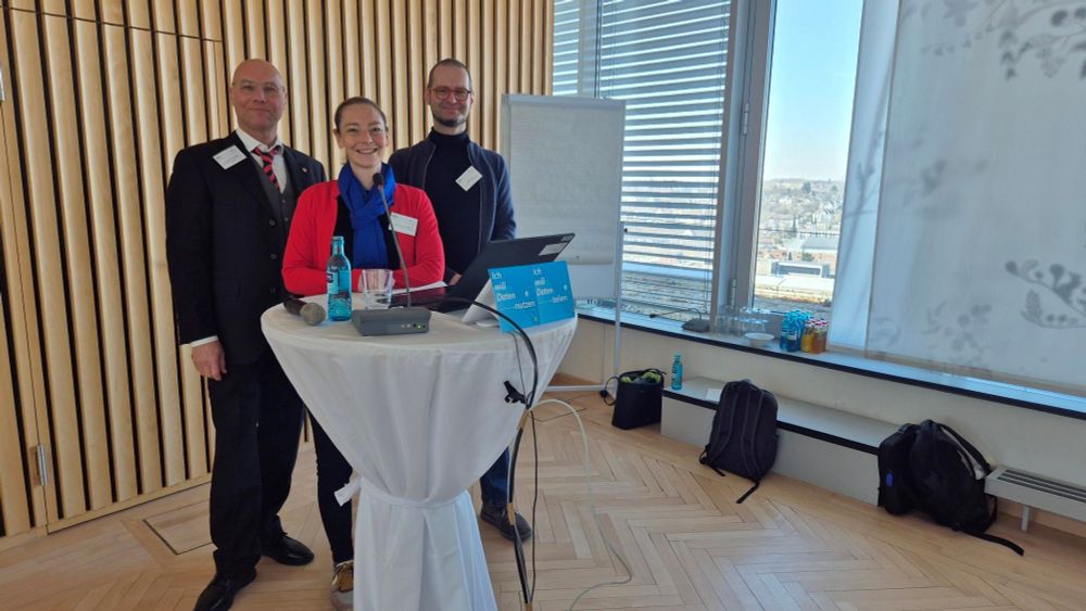 Hans-Ulrich Mühlenfeld (FDZ der Statistischen Ämter der Länder), Marie-Christine Laible (Bundesamt für Migration und Flüchtlinge) und Stefan Stuth (FDZ des Deutschen Zentrums für Altersfragen) bei der Jahrestagung der Deutschen Gesellschaft für Demographie in Wiesbaden. 
©Bernhard Miller (Koordinator des Konsortiums für die Sozial-, Verhaltens-, Bildungs- und Wirtschaftsdaten)