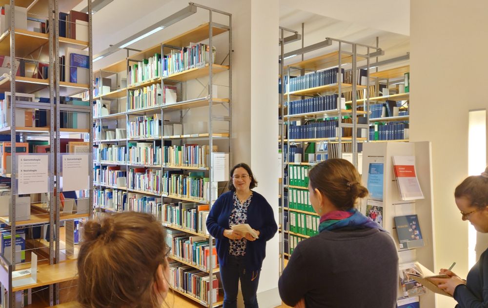 Corinna Haas, Leiterin der DZA-Bbliothek, präsentiert den Vertreter*innen des Arbeitskreises One-Person-Libraries die gerontologische Fachbibliothek des DZA.