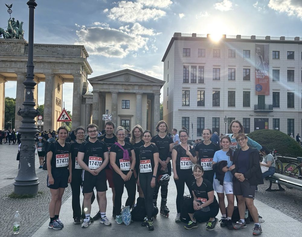Das Foto zeigt die Mitarbeiter*innen des DZA, die am Berliner Firmenlauf am 21.05. teilnahmen. © DZA/Frank Berner