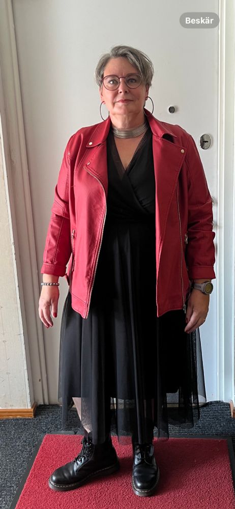 Selfie på mig i tyllklänning, skinnjacka och kängor 