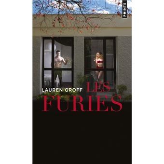 Couverture de l'édition Point des Furies de Lauren Groff. Deux fenêtres, une avec un homme torse nu, l'autre avec une femme blonde en ensemble de lingerie rouge.