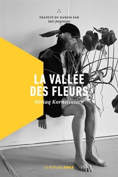 Couverture du livre La vallée des fleurs de Niviaq Korneliussen, photo noir et blanc d'une femme assise contre un mur, visage caché par des fleurs, trapèze jaune sur le côté gauche. Éditions la peuplade.
