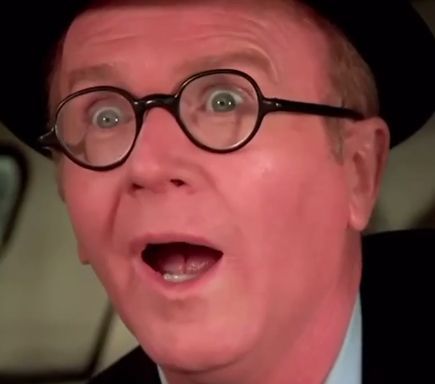 Velho de óculos e chapéu boquiaberto