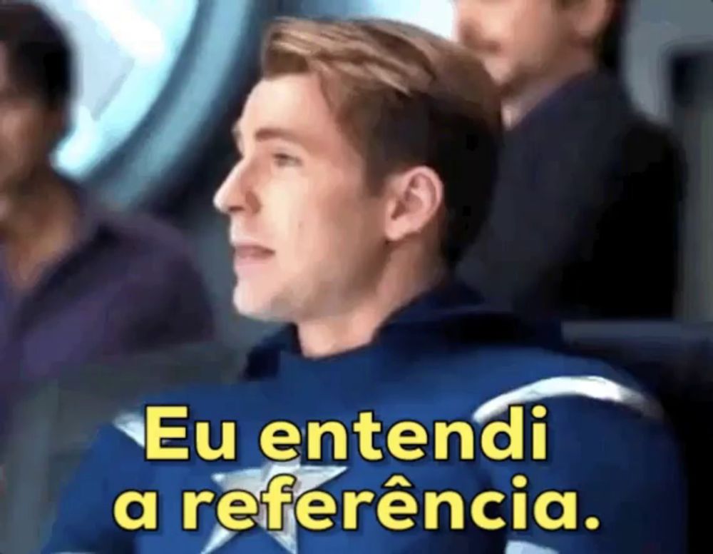 a man in a captain america costume says eu entendi a referencia .