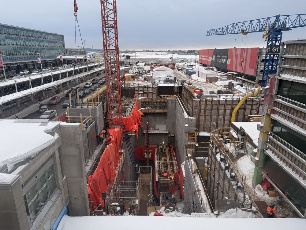 station yul-aéroport-montréal-trudeau en construction.

yul-aéroport-montréal-trudeau rem station under construction.