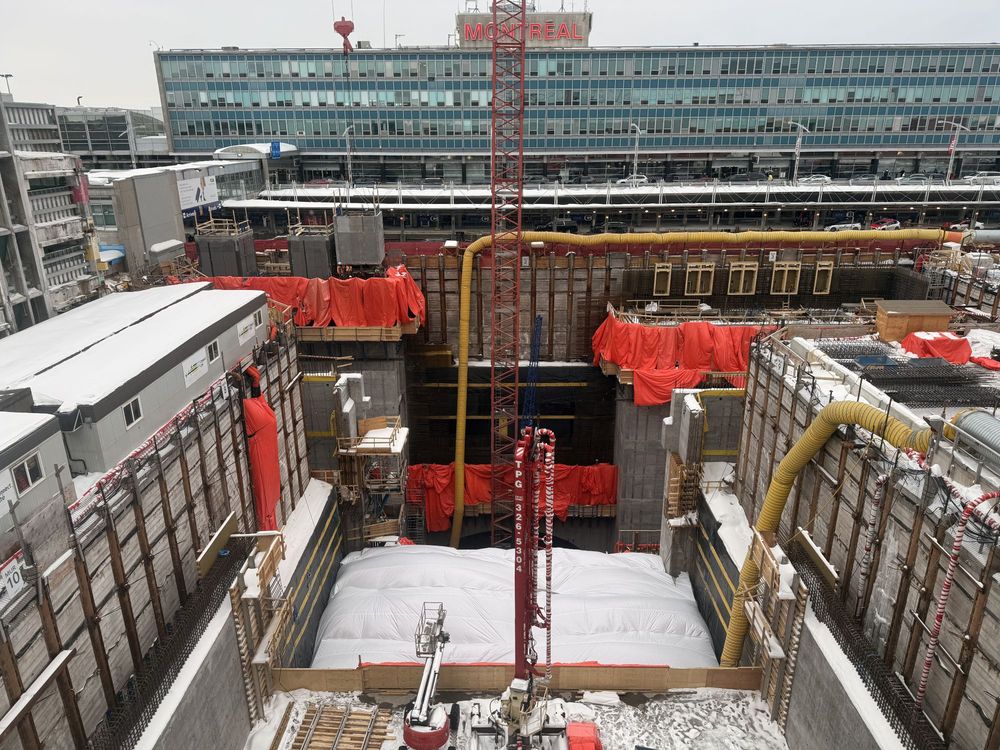 station yul-aéroport-montréal-trudeau en construction avec l'aérogare en arrière-plan.

yul-aéroport-montréal-trudeau rem station under construction with the terminal in the background.