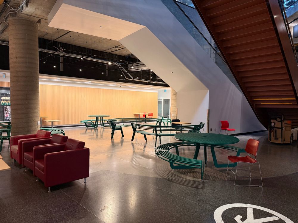 tables et bancs verts dans le sous-sol dans un grand espace dans un des sous-sol du pavillon j.-a.-desève de l'uqam.